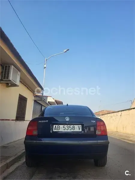 Usado VW Passat Comfortline 130 CV (95 kW) 2000 Azul Berlina