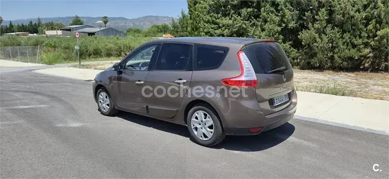 Usado Renault Scenic E-Tech Dynamique 130 CV (95 kW) 2011 Marrón Monovolumen