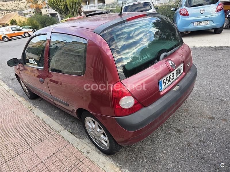 Usado Renault Clio II 75 CV (55 kW) 2002 Granate Berlina