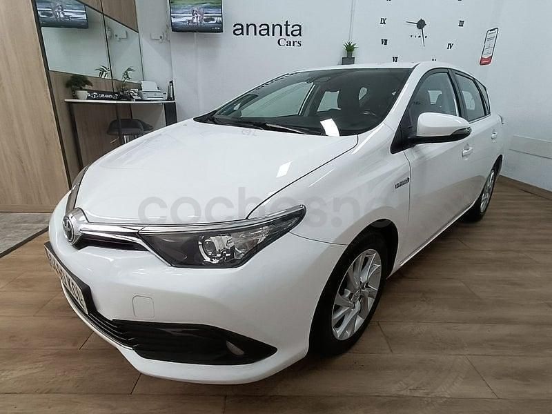 Usado Toyota Auris Hybrid Advance 136 CV (100 kW) 2017 Blanco Berlina