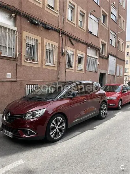 Usado Renault Scénic IV Zen 110 CV (80 kW) 2017 Granate Monovolumen