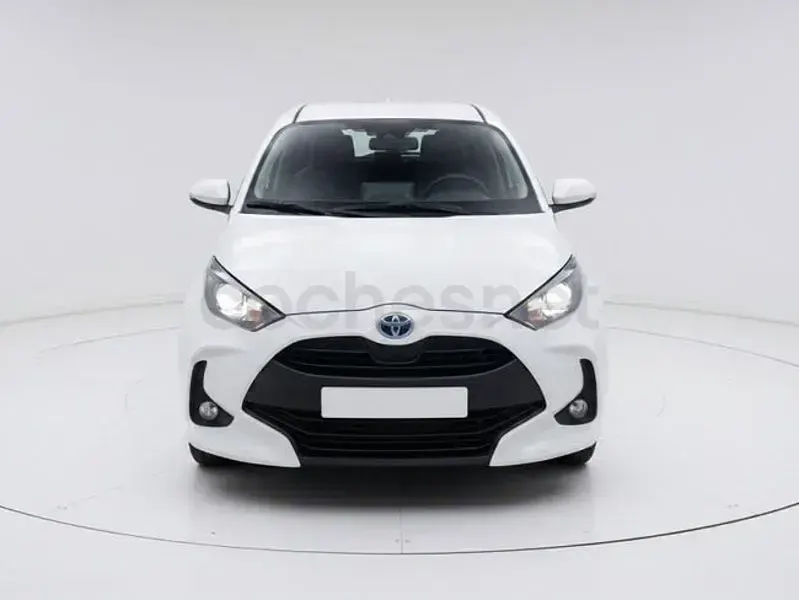 Usado Toyota Yaris Hybrid Active 116 CV (85 kW) 2022 Blanco Berlina
