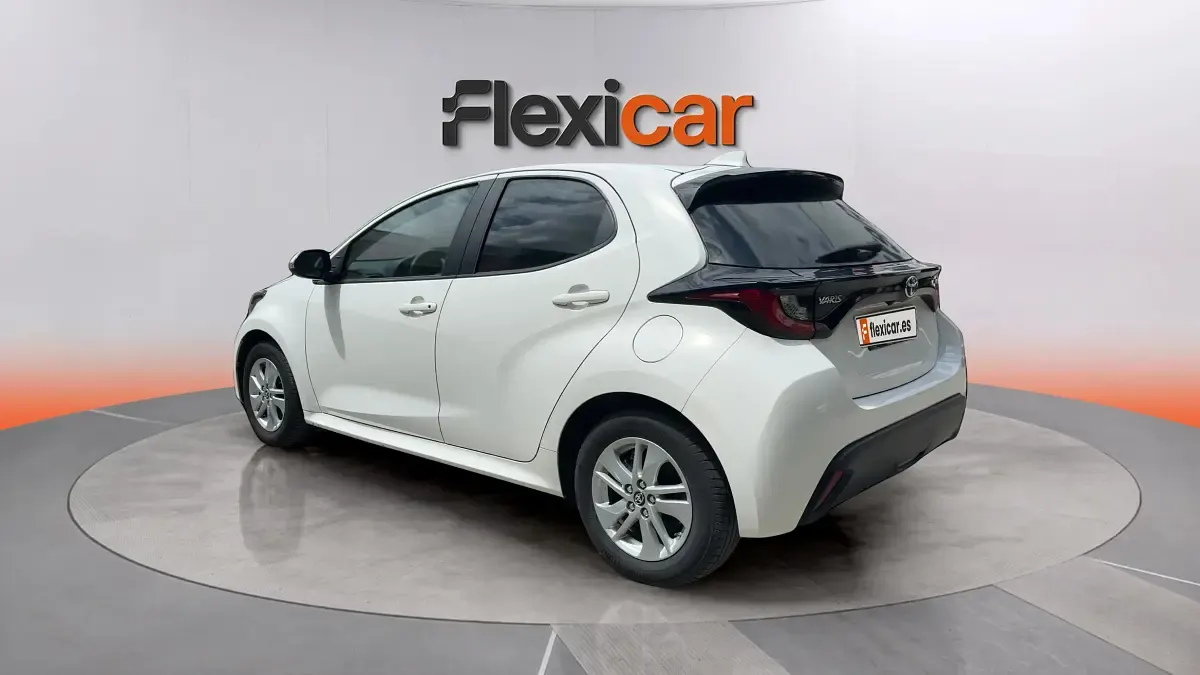 Usado Toyota Yaris Hybrid Business Edition 116 CV (85 kW) 2022 Blanco Berlina