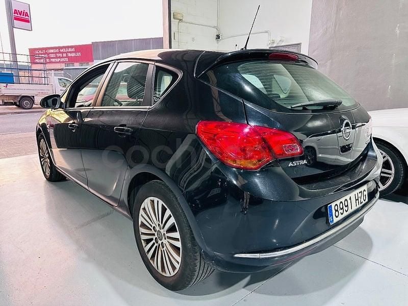 Usado Opel Astra Business 110 CV (80 kW) 2014 Negro Berlina