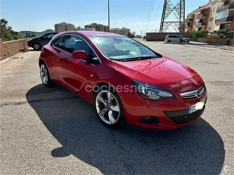 Usado Opel Astra GTC Sportive 130 CV (95 kW) 2013 Rojo Berlina