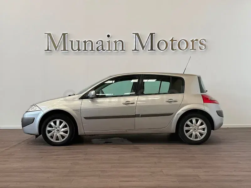 Usado Renault Mégane II Dynamique 105 CV (77 kW) 2007 Gris / plata Berlina