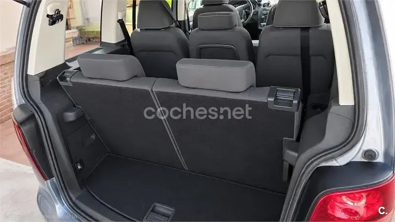 Usado VW Touran 140 CV (102 kW) 2008 Gris / plata Monovolumen