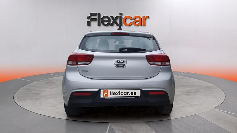 Usado Kia Rio 101 CV (74 kW) 2019 Gris Berlina