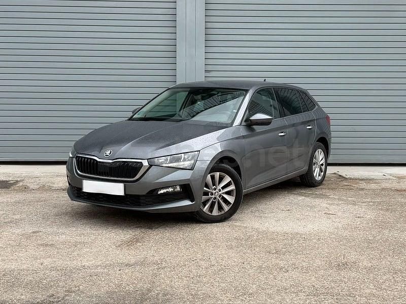 Usado Skoda Scala Ambition 150 CV (110 kW) 2023 Gris / plata Utilitario