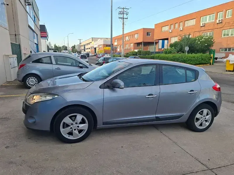 Usado Renault Mégane III Dynamique 110 CV (80 kW) 2010 Gris / plata Berlina