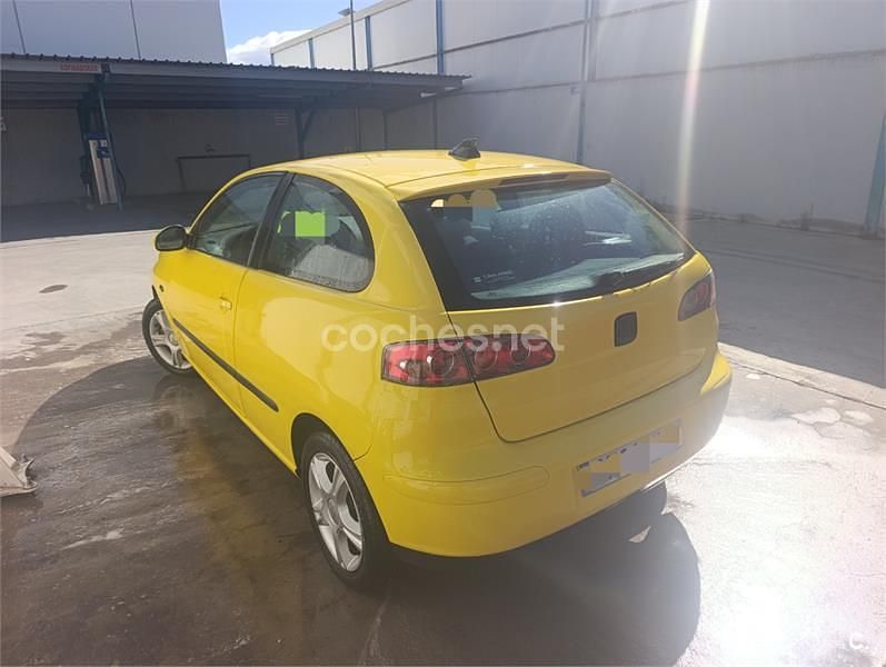 Usado Seat Ibiza Reference 100 CV (73 kW) 2005 Amarillo Utilitario