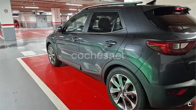 Usado Kia Stonic 120 CV (88 kW) 2020 Gris / plata SUV