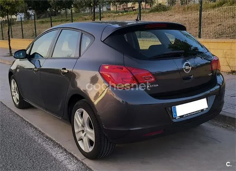 Usado Opel Astra Enjoy 110 CV (80 kW) 2012 Gris / plata Berlina