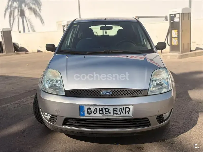 Usado Ford Fiesta Trend 68 CV (50 kW) 2004 Gris / plata Utilitario
