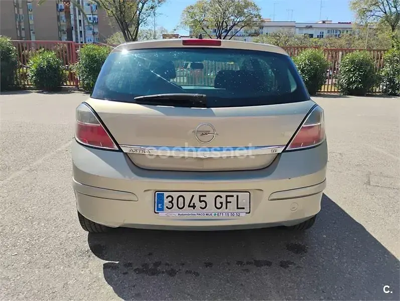 Usado Opel Astra Enjoy 115 CV (84 kW) 2008 Gris / plata Berlina