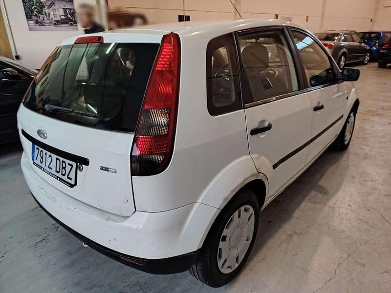 Usado Ford Fiesta Ghia 68 CV (50 kW) 2004 Blanco Utilitario