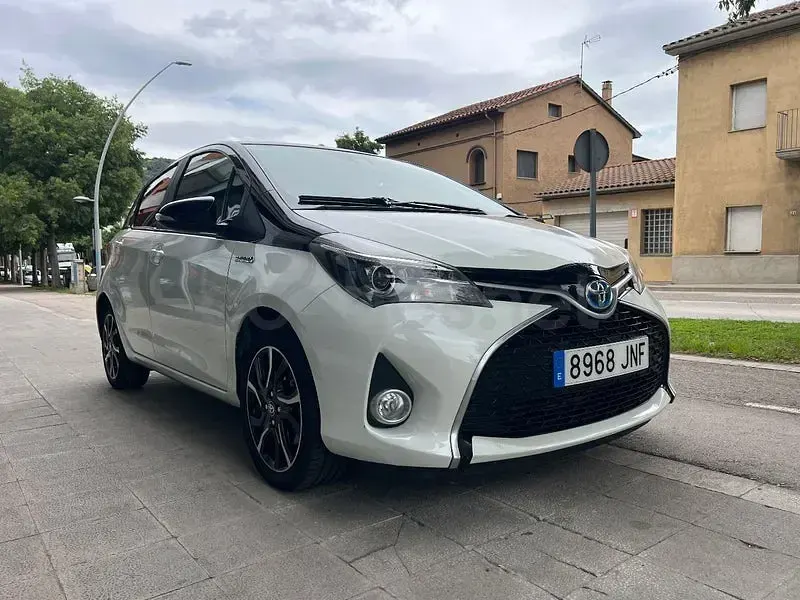 Usado Toyota Yaris Hybrid 100 CV (73 kW) 2016 Blanco Berlina
