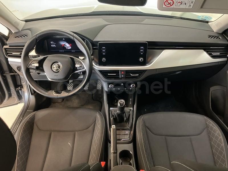 Usado Skoda Kamiq Ambition 110 CV (80 kW) 2022 Gris / plata SUV