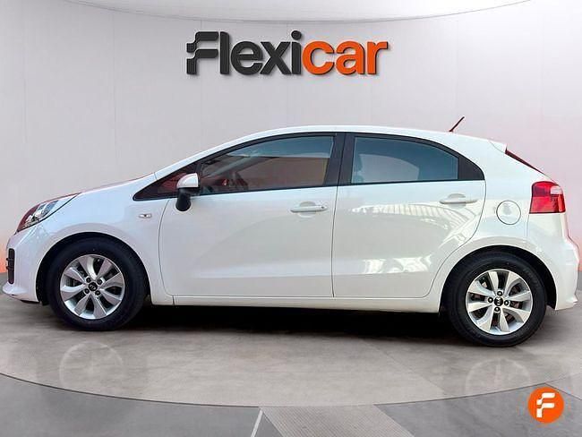 Usado Kia Rio 84 CV (61 kW) 2016 Blanco Berlina
