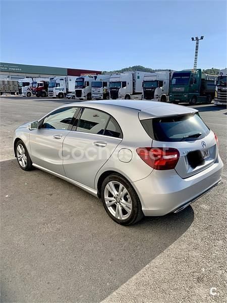 Usado Mercedes A180 Urban 109 CV (80 kW) 2016 Gris / plata Berlina