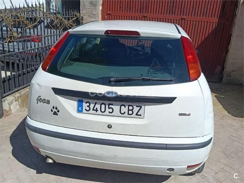 Usado Ford Focus Trend 100 CV (73 kW) 2002 Blanco Berlina