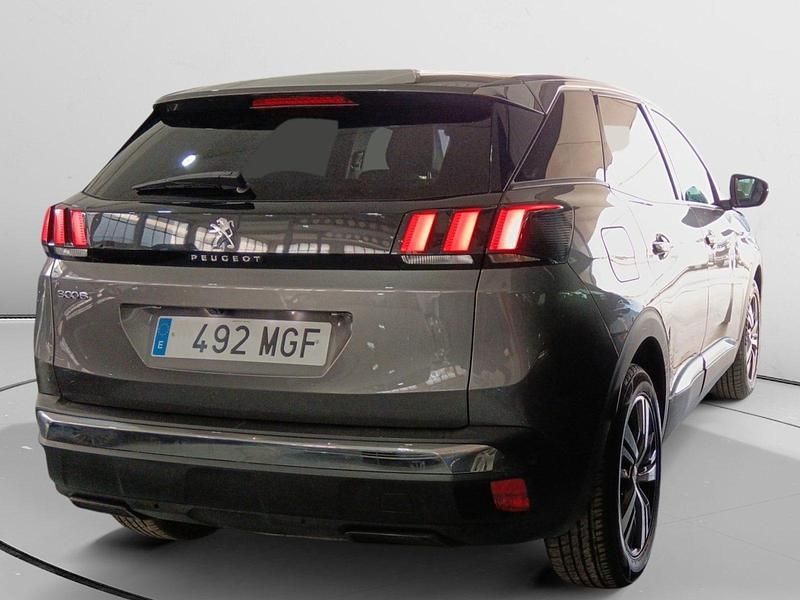 Usado Peugeot 3008 Allure 132 CV (97 kW) 2022 Gris SUV