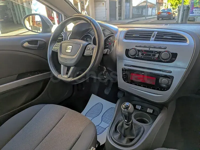 Usado Seat Leon Style 105 CV (77 kW) 2010 Gris / plata Utilitario