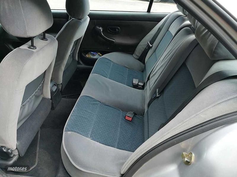 Usado Peugeot 406 110 CV (80 kW) 1999 Plateado Berlina