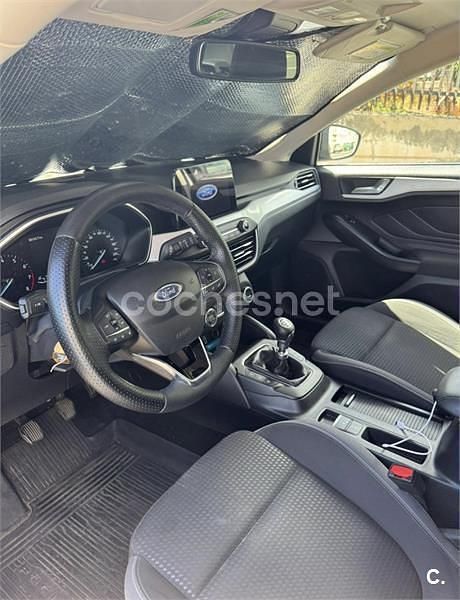 Usado Ford Focus Trend 125 CV (91 kW) 2021 Gris / plata Berlina