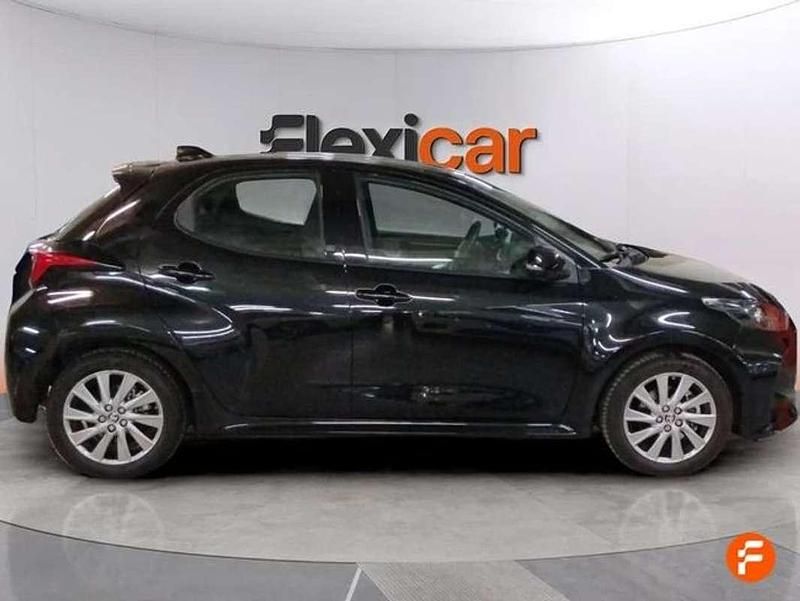 Usado Toyota Yaris Hybrid Style 116 CV (85 kW) 2022 Negro Berlina