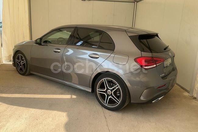 Usado Mercedes A180 AMG line 136 CV (100 kW) 2020 Gris Berlina