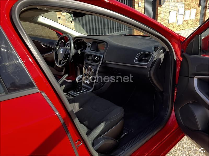 Usado Volvo V40 Kinetic 115 CV (84 kW) 2013 Rojo Berlina