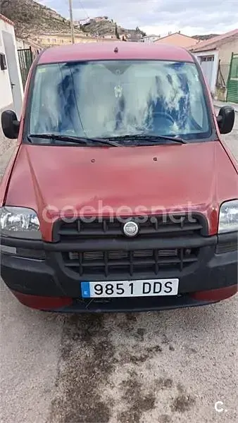 Usado Fiat Doblò 105 CV (77 kW) 2009 Granate Monovolumen