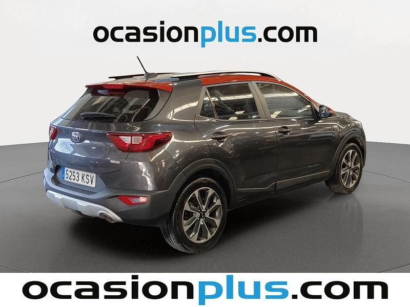 Usado Kia Stonic 100 CV (73 kW) 2019 Gris / plata SUV
