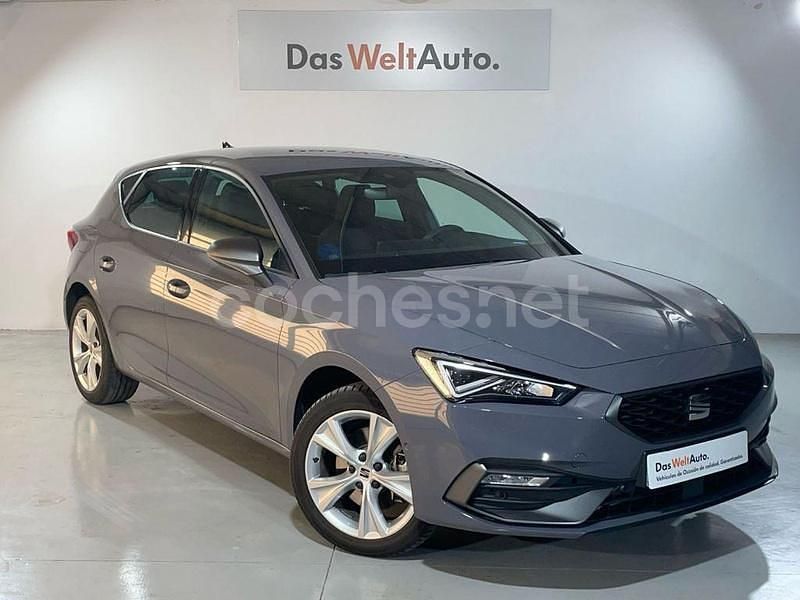 Gris Usado 2024 Seat Leon FR Berlina | 26.900 € (Precio justo) - Imagen 1/4