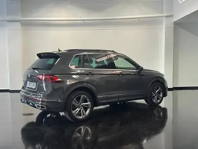 Usado VW Tiguan R-line 150 CV (110 kW) 2021 Gris / plata SUV