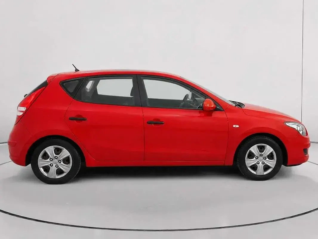 Usado Hyundai i30 Comfort 109 CV (80 kW) 2009 Rojo Utilitario