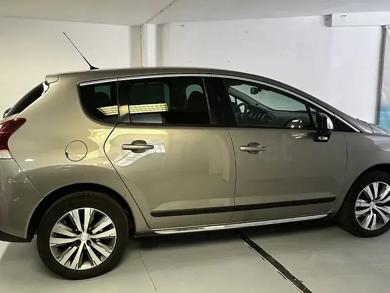 Usado Peugeot 3008 Style 120 CV (88 kW) 2015 Beige Familiar