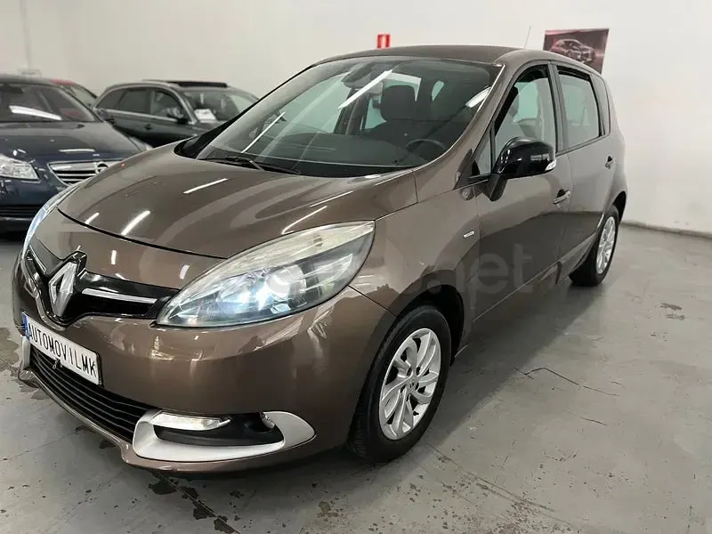 Usado Renault Scénic LIMITED 110 CV (80 kW) 2015 Marrón Monovolumen