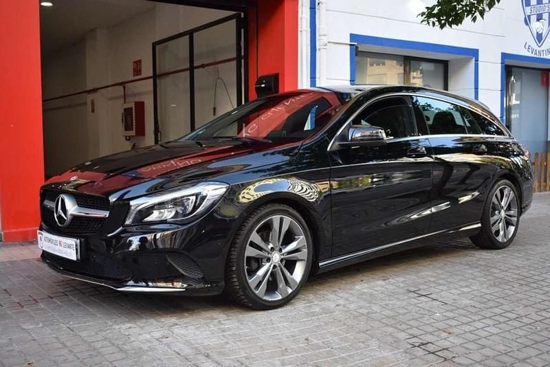 Usado Mercedes CLA220 Shooting Brake Urban 177 CV (130 kW) 2016 Negro Familiar