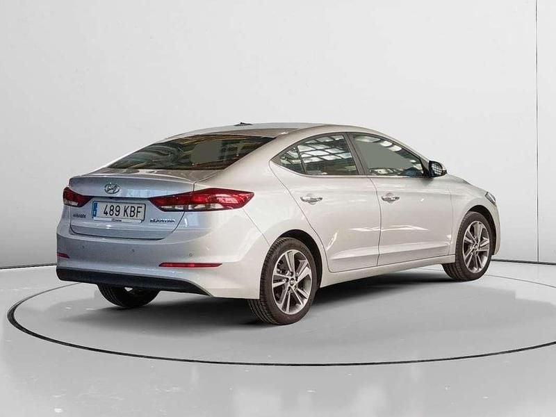 Usado Hyundai Elantra 136 CV (100 kW) 2017 Gris Utilitario
