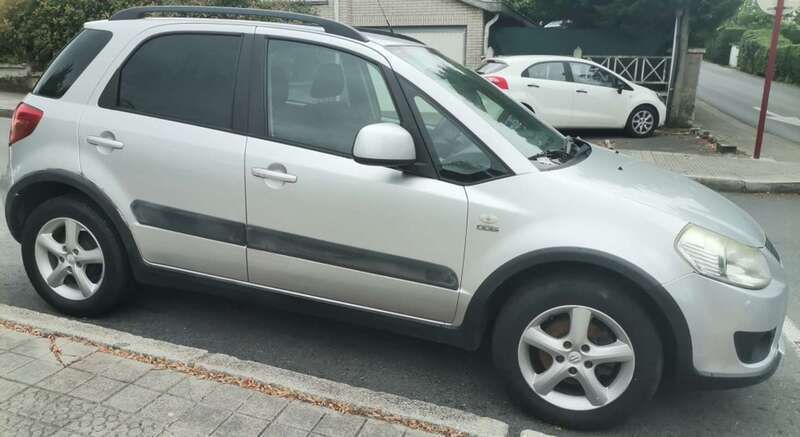 Gris Usado 2008 Suzuki SX4 GLX Utilitario | 3900 € (Precio justo) - Imagen 1/4