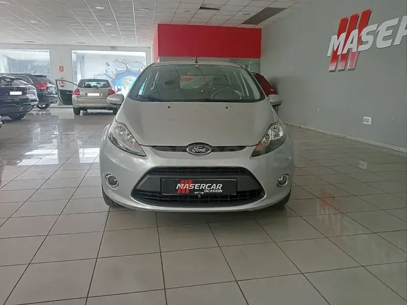 Usado Ford Fiesta Trend 70 CV (51 kW) 2011 Gris / plata Berlina
