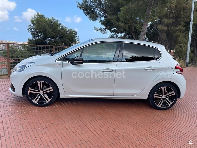 Usado Peugeot 208 GT-line 110 CV (80 kW) 2018 Blanco Utilitario