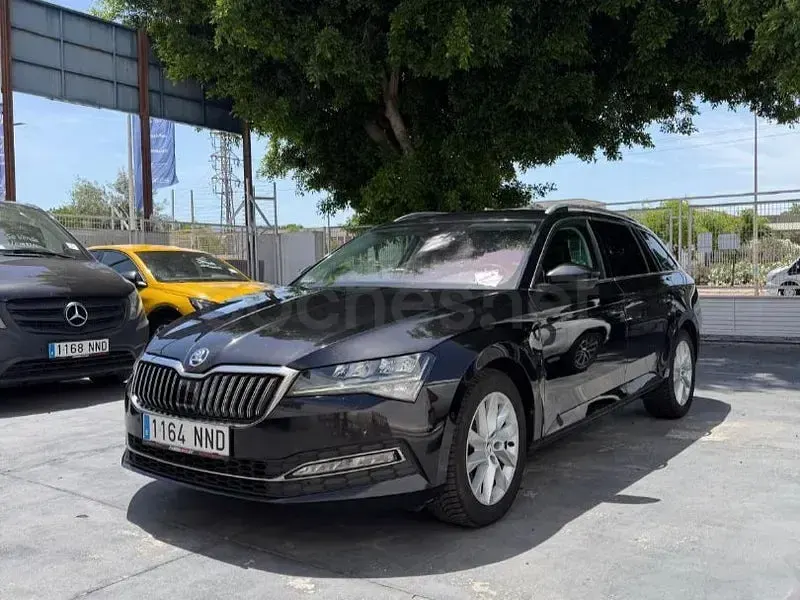 Usado Skoda Superb Style 150 CV (110 kW) 2021 Negro Familiar