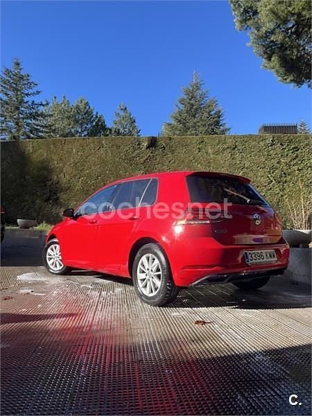 Usado VW Golf VII 110 CV (80 kW) 2018 Rojo Familiar