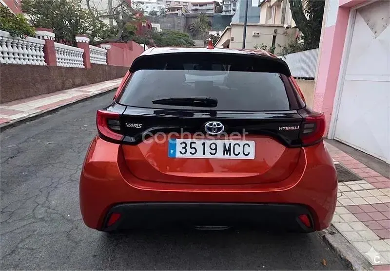 Usado Toyota Yaris Hybrid Style 116 CV (85 kW) 2022 Rojo Berlina