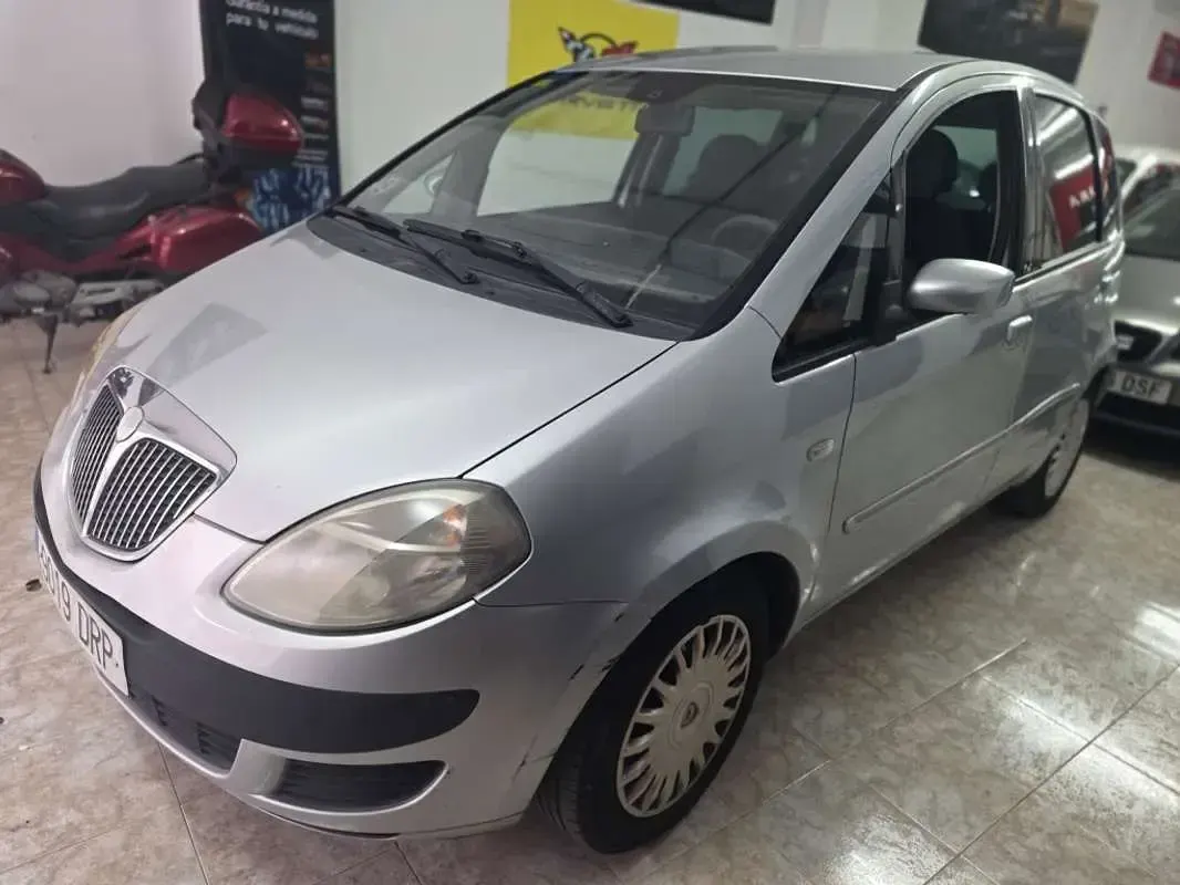 Usado Lancia Musa 95 CV (69 kW) 2006 Gris Monovolumen