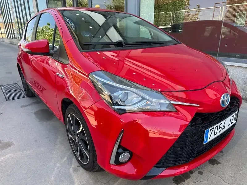 Usado Toyota Yaris Hybrid Active 100 CV (73 kW) 2017 Rojo Berlina