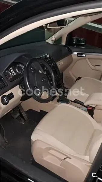 Usado VW Touran Advance 105 CV (77 kW) 2014 Negro Monovolumen